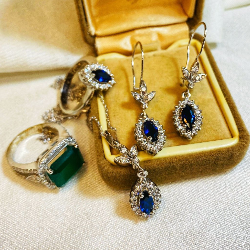 Vintage Tasarım Platin Modeli Pırlanta ve Safir Taşlı Kolye Yüzük Ve Küpe Takım 