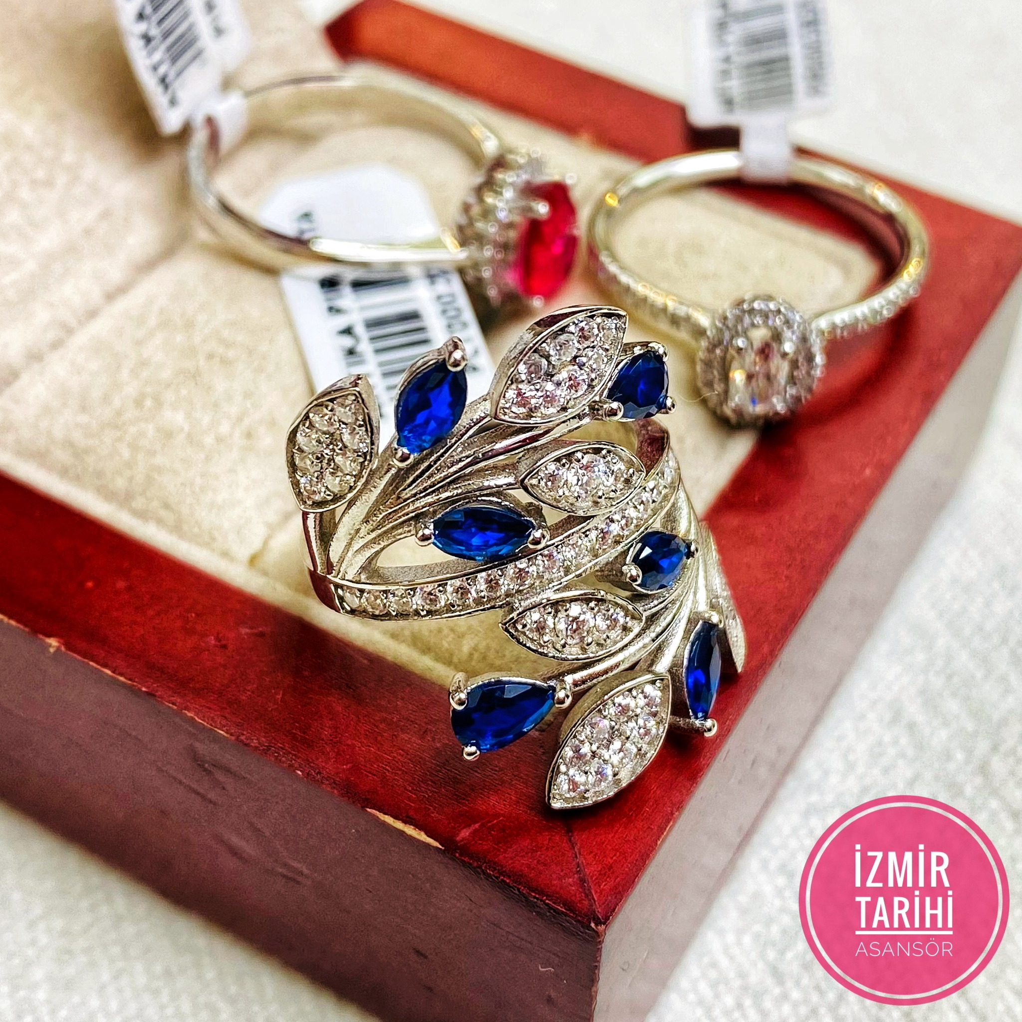 Vintage Tasarım Platin Modeli Pırlanta ve Safir Taşlı Sarmal YüzükVintage Tasarım Platin Modeli Pırlanta ve Safir Taşlı Sarmal Yüzük