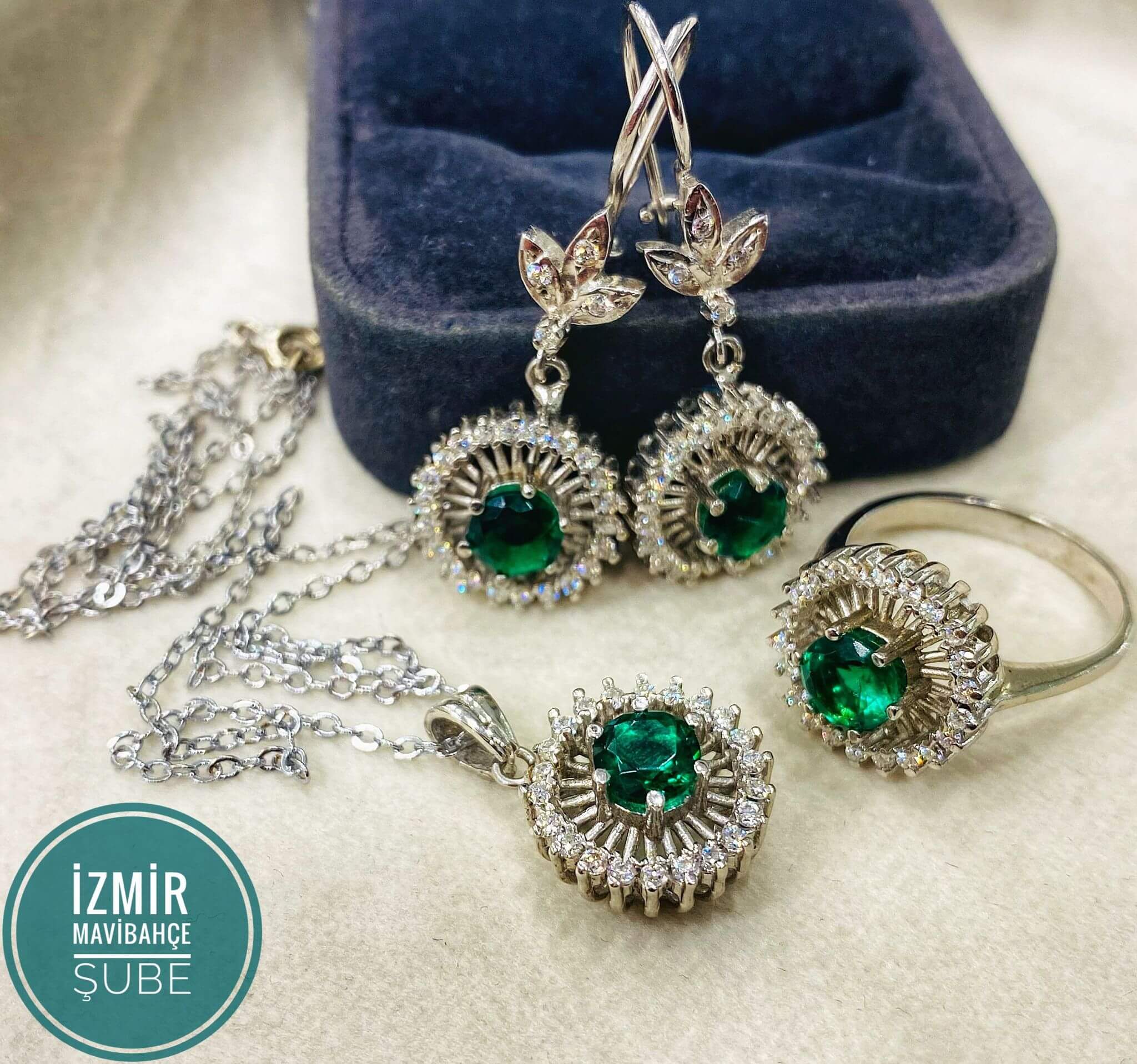 Vintage Tasarım Platin Modeli Oval Jade ve Pırlanta Taşlı Kolye, Küpe ve Yüzük Takım 