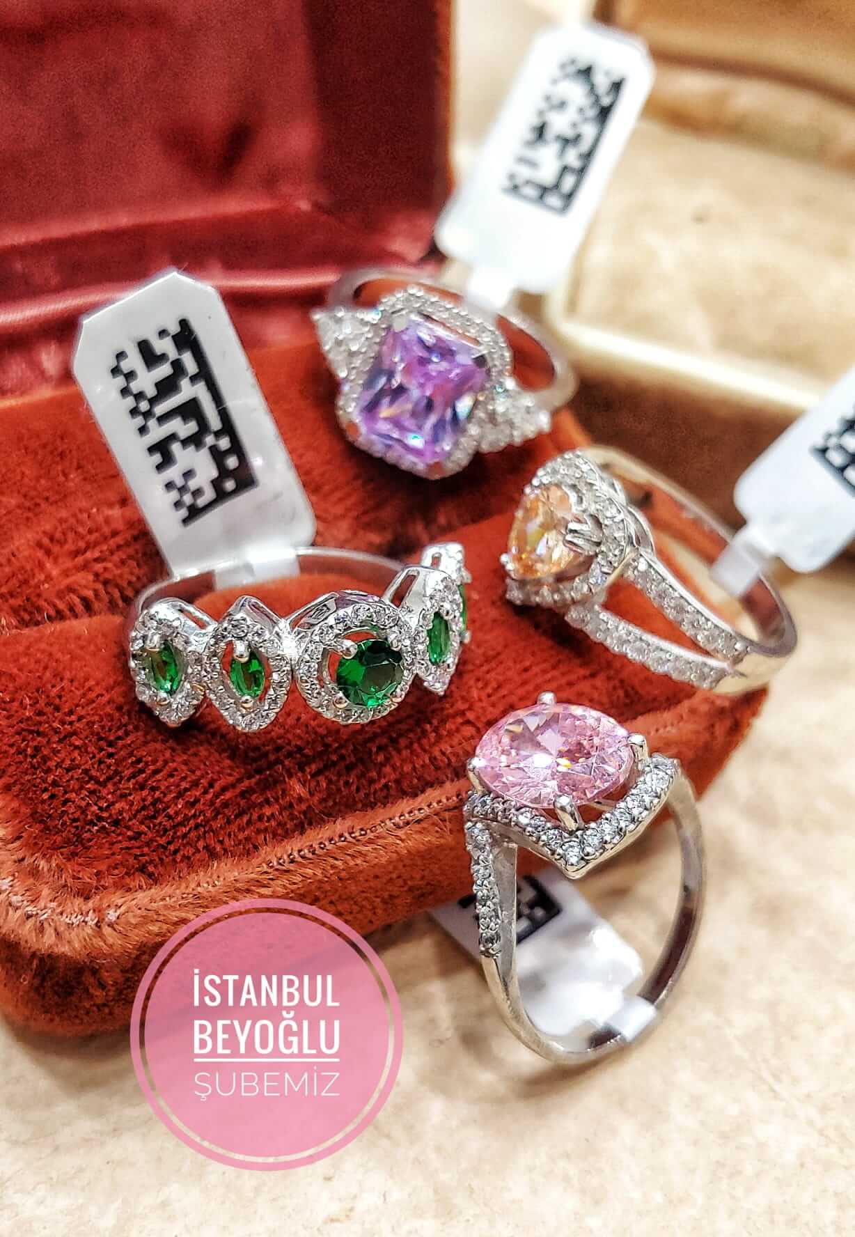 Vintage Tasarım Platin Modeli Pırlanta ve Zümrüt Taşlı Yüzük