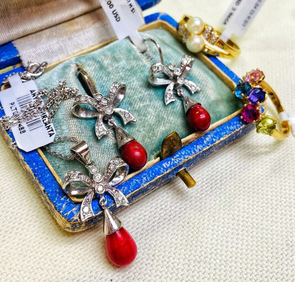 Vintage Tasarım Platin Modeli Pırlanta Taşlı Fiyonk Kolye ve Küpe Takım 